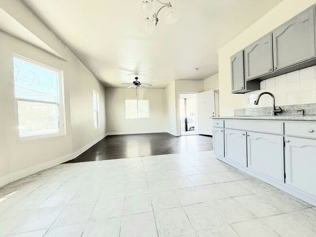 Building Photo - 1368 E Vernon Ave