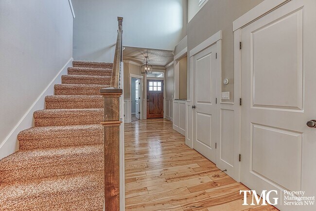 Building Photo - Stylish Beaverton Home with Built-ins, Open Layout & Private Backyard