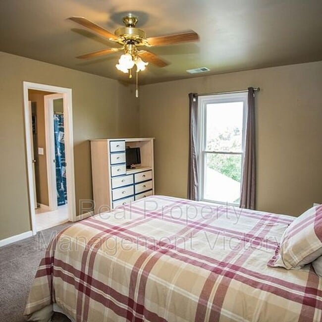 Building Photo - 1120 Shades Crest Rd