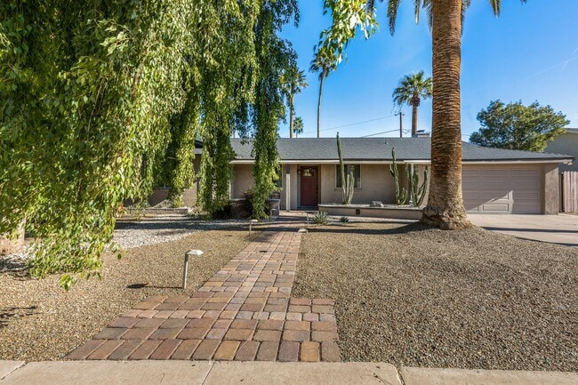 Building Photo - Cute 3 Bedroom 2 Bath In Phoenix!