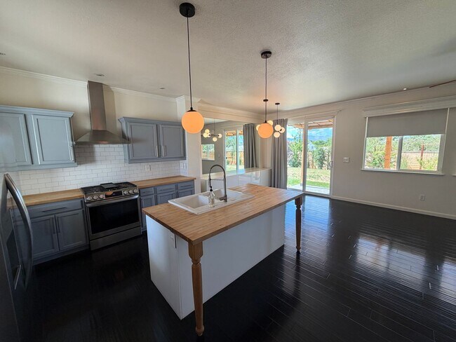 Building Photo - Beautiful Home in Stead!