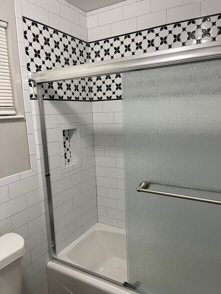 Bathroom - 2525 Annunciation St