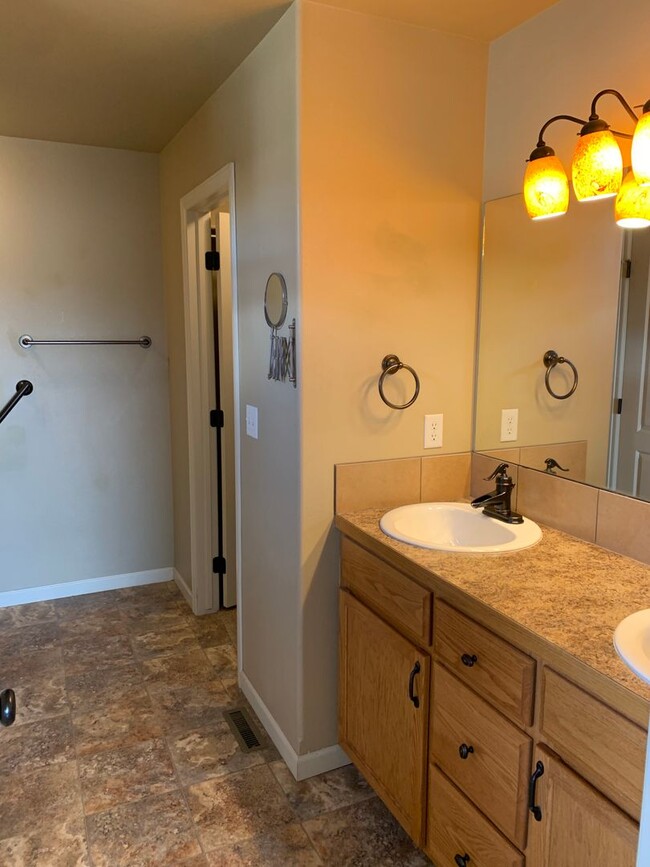 Building Photo - BEAUTIFUL, SPACIOUS, 4 BEDROOM, 3 BATHROOM...