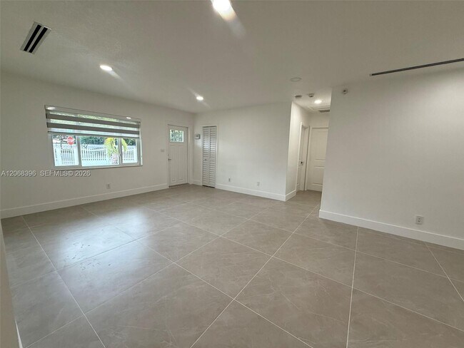Building Photo - 5530 SW 96th Ave