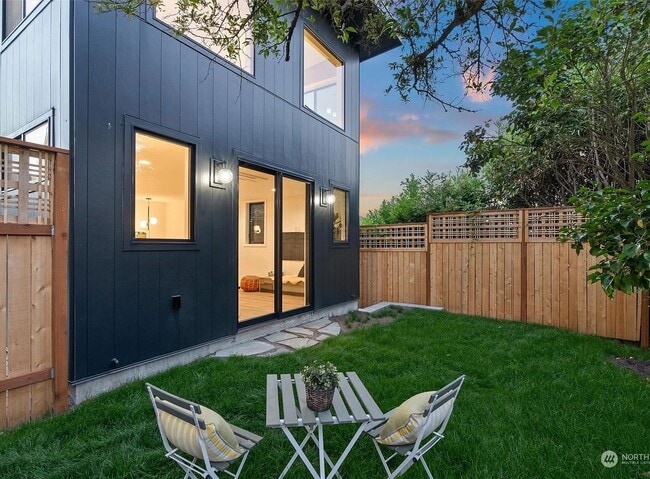 Building Photo - 2528 27th Ave W