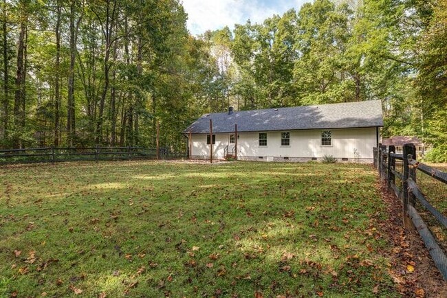 Building Photo - Private Home on Spacious Lot in Browns Sum...