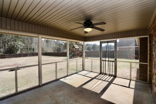 Building Photo - 3065 Temple Rd