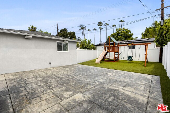 Building Photo - 12327 Hatteras St