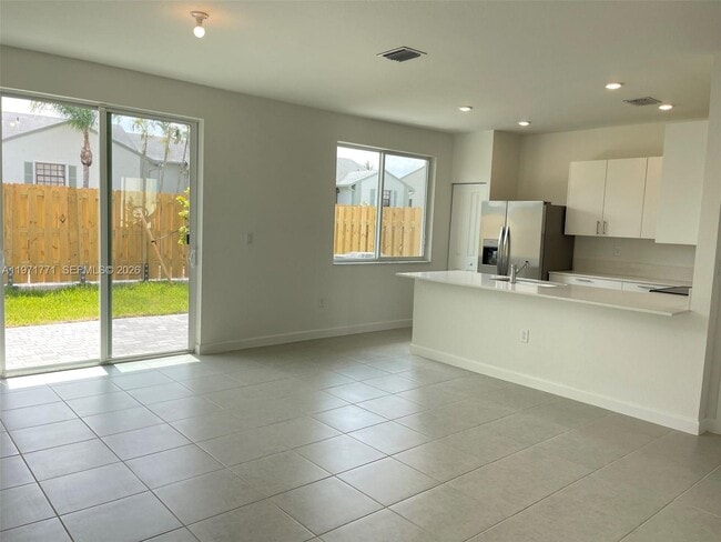 Building Photo - 1427 SE 7th Ter