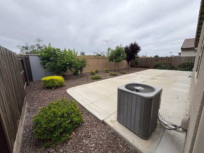 Building Photo - NW Visalia Home For Rent! Close to sports park & shopping centers!