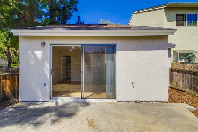 Building Photo - 2049 Haller St
