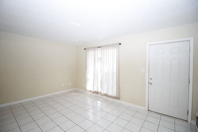 Building Photo - 2-Bedroom Waterfront Townhouse with Commun...