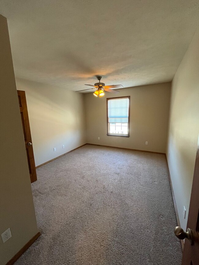 Building Photo - Beautiful 3 bedroom 2.5 bath home with Bon...