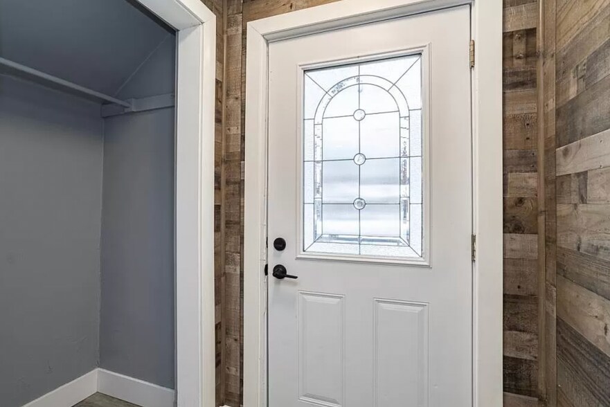 Building Photo - 801 Lake View Dr