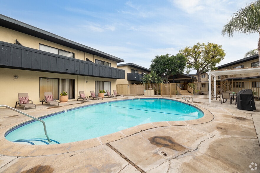 Pool - Island Breeze Apartments