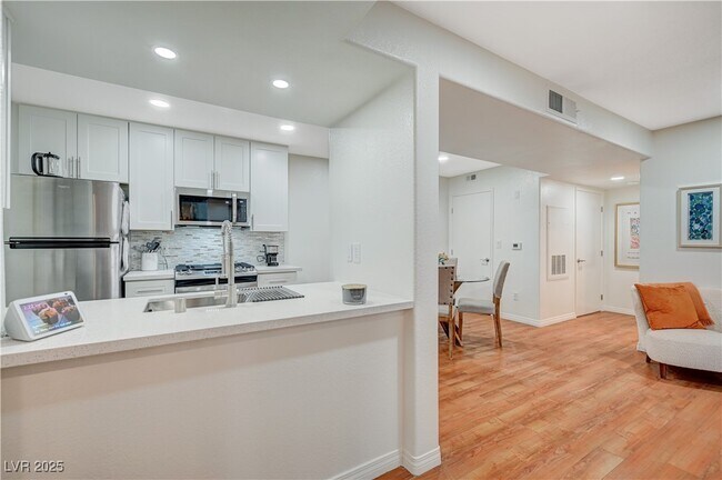 Building Photo - 950 Seven Hills Dr