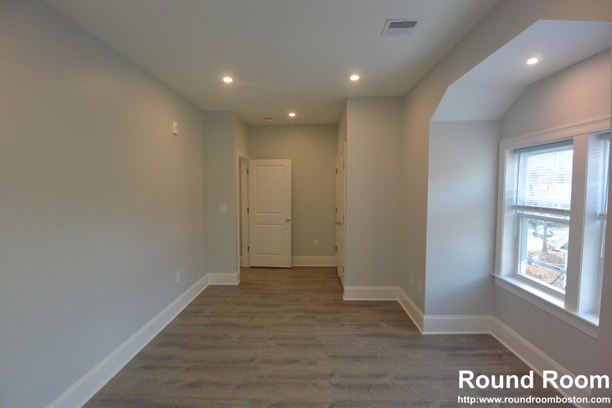 Building Photo - 120 Kenrick St