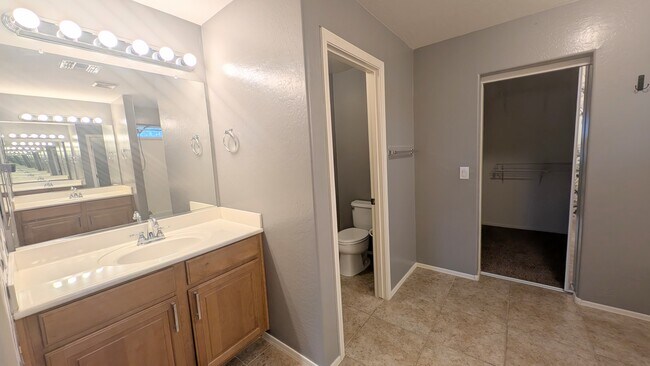 Building Photo - 10138 E Isabella Ave