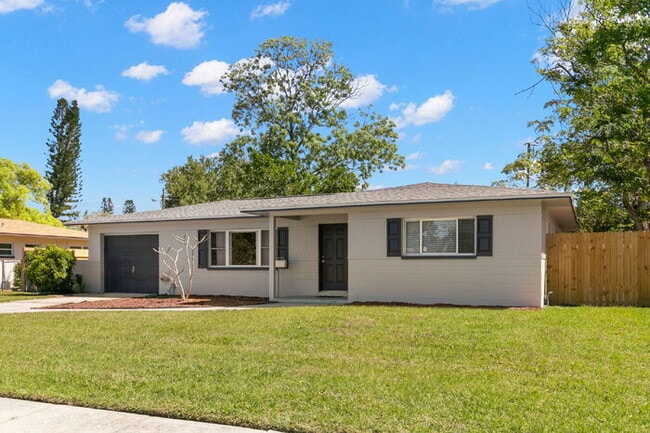 Building Photo - Home For Rent in St Petersburg!