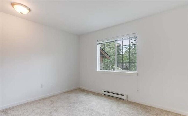 Building Photo - Tranquil Top-Floor Condo in Issaquah's Tan...