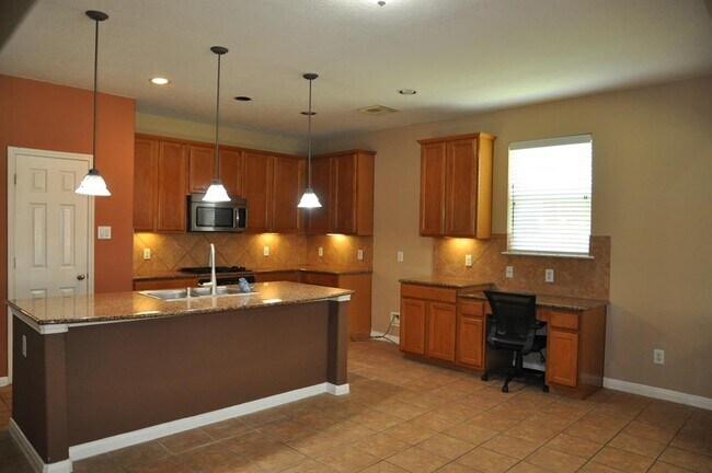 Building Photo - 2222 Drake Falls Dr