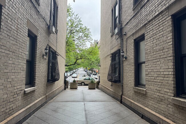 Building Photo - 55 Tiemann Pl