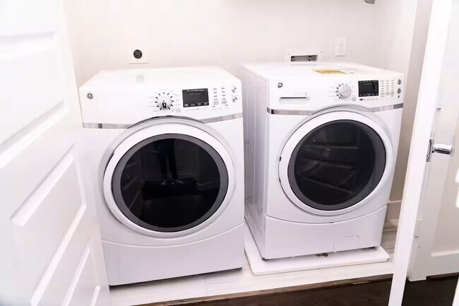 Building Photo - 2105 Engelmohr St