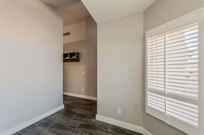 Building Photo - 4 bed, 2 bath home in Peoria