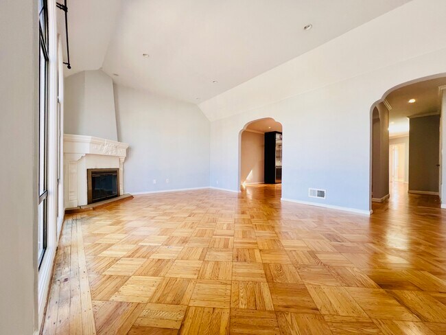 Building Photo - 2218 34th Ave