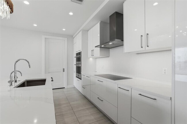 Building Photo - 301 1st St S