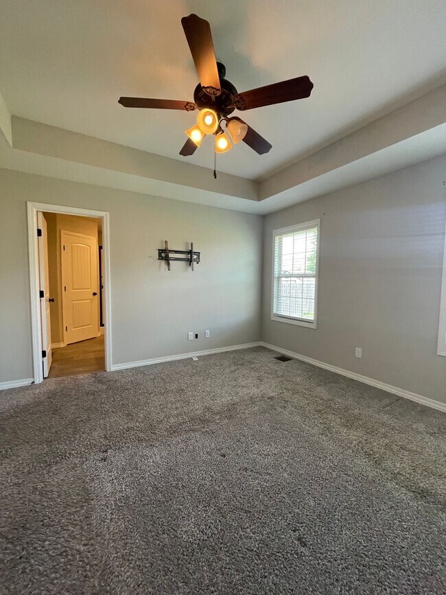 Building Photo - Executive Rental - Old Castle Estate Subdivision - Nixa