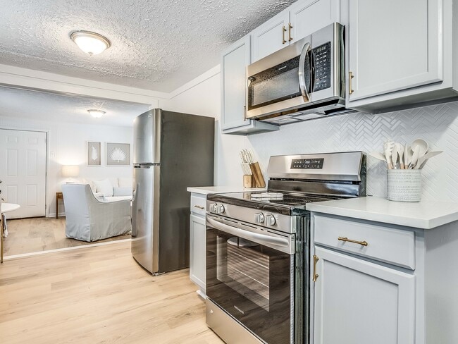 Building Photo - DeLesseps Furnished Apartment