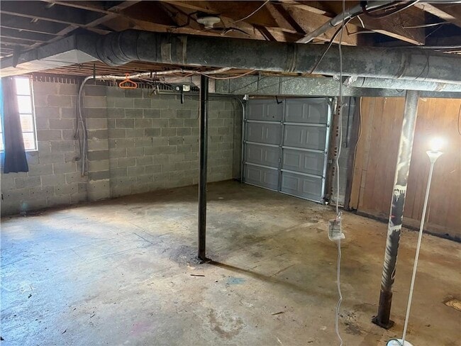 Building Photo - 2064 Montrose Dr