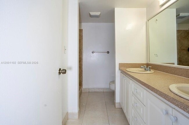 Building Photo - 905 Southridge Rd