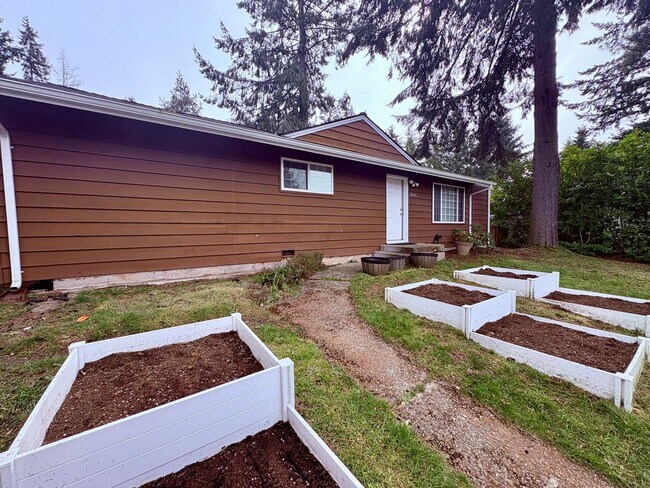 Building Photo - Spacious three bedroom rambler in Shoreline!