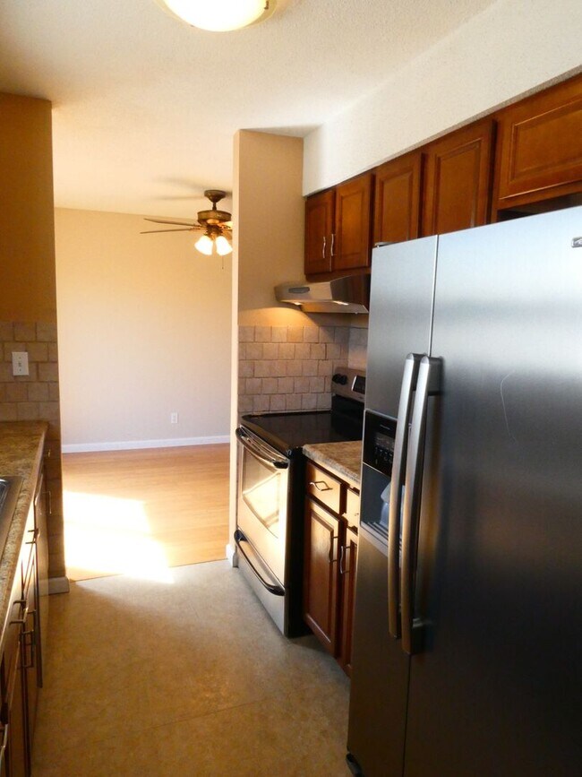 Building Photo - 3 Bedroom 2.5 Bath- Off Broadway Condominiums