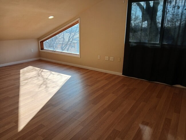 Building Photo - 513 S Ash St