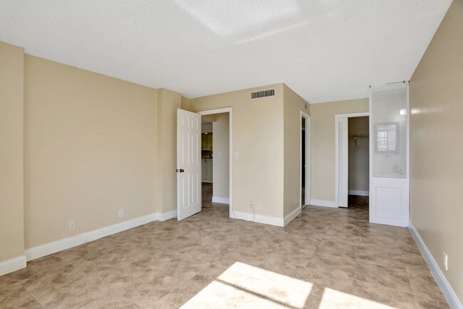 Building Photo - 3 Royal Palm Way
