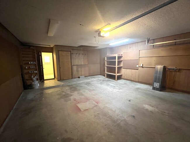 Building Photo - Charming single-story home with 4 bedrooms and 2 bathrooms for rent in neighborhood of Anderson M...