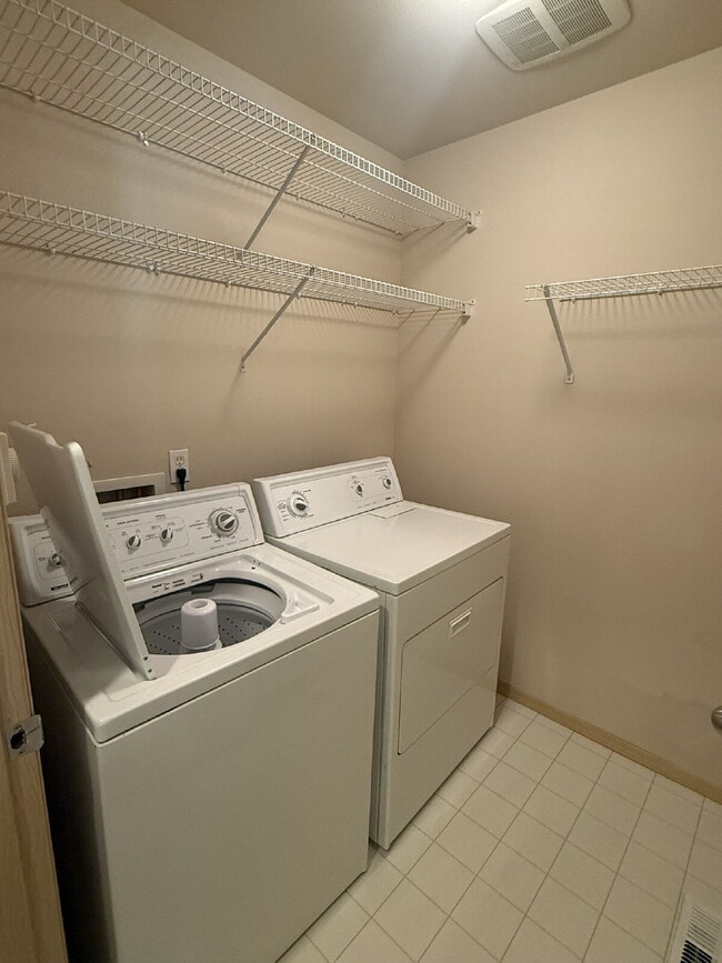 Building Photo - Gorgeous 2 Bedroom 3 bath Townhome Availab...