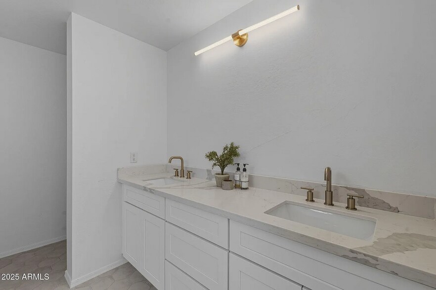 Building Photo - 2148 N Santiana Pl