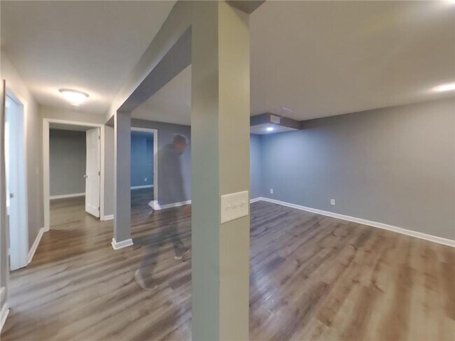 Building Photo - 820 Shenandoah Ln N