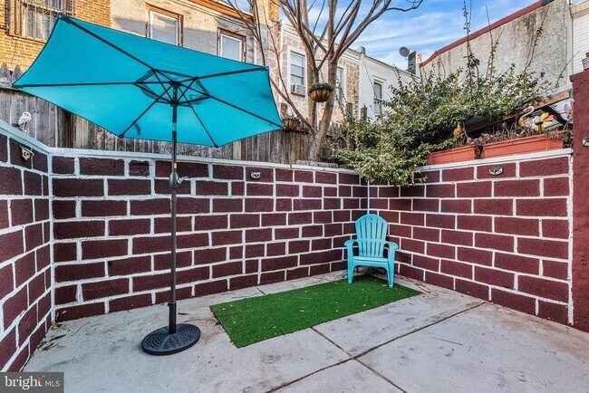 Building Photo - 811 W Schiller St