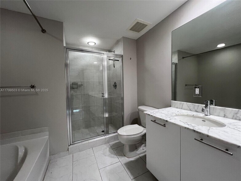 Building Photo - 950 Brickell Bay Dr