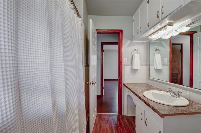 Building Photo - 1002 N Stewart St