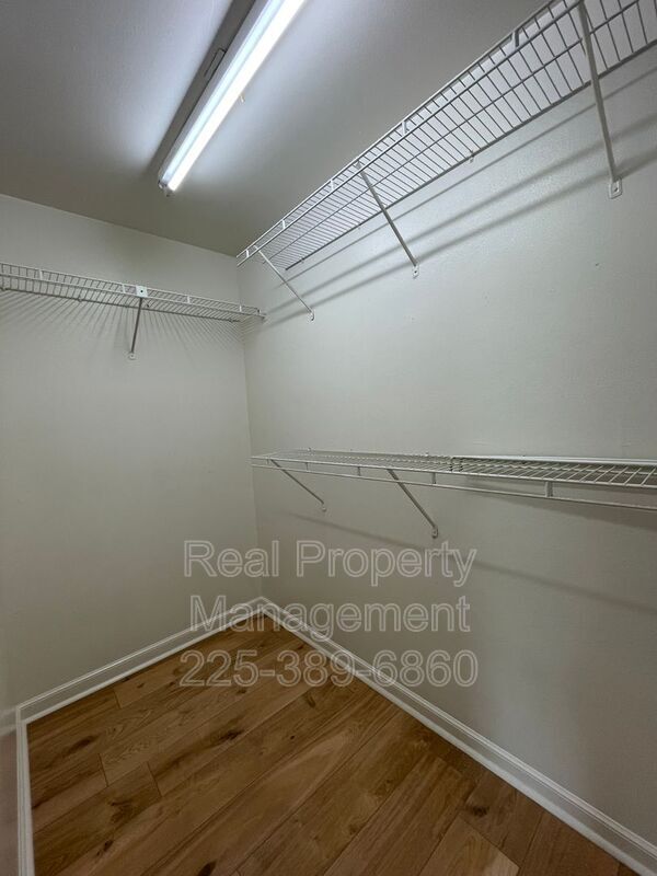 Building Photo - 2422 Riverside Dr