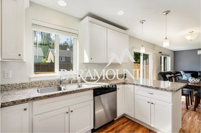 Building Photo - Beautiful 3 Bedroom Manchester Home!