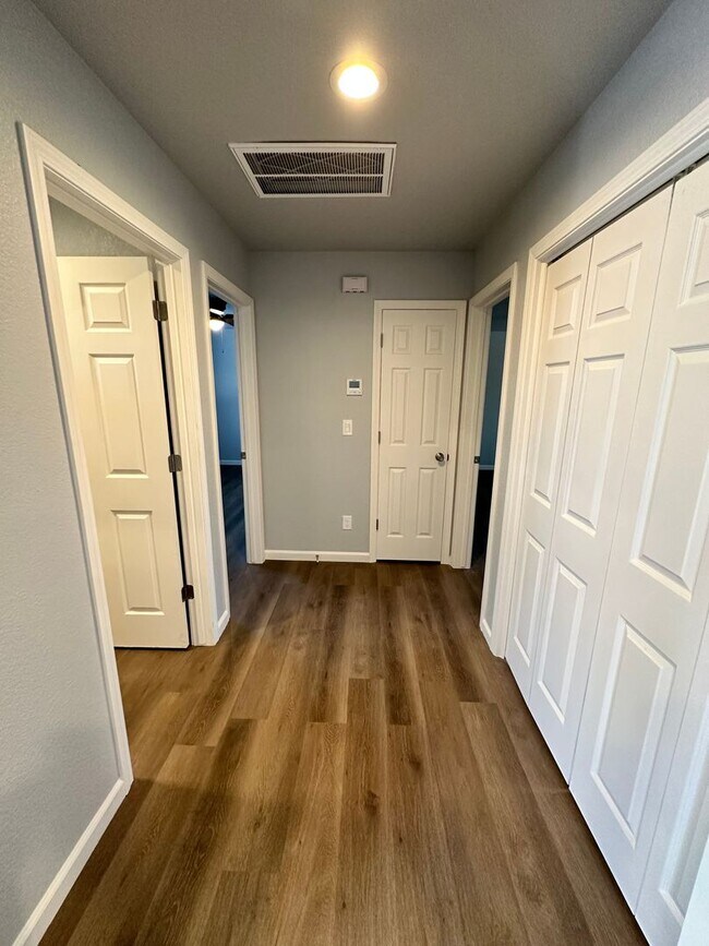 Building Photo - Beautiful 2 bedroom/2 bathroom Available soon!