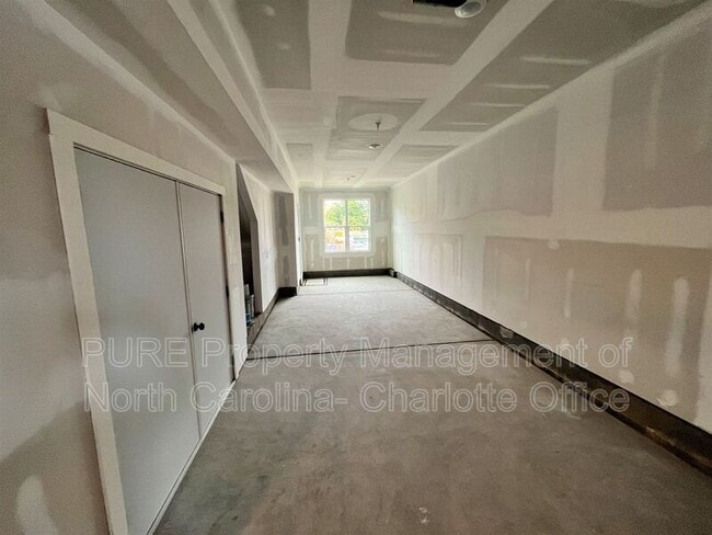 Building Photo - 611 W Tremont Ave
