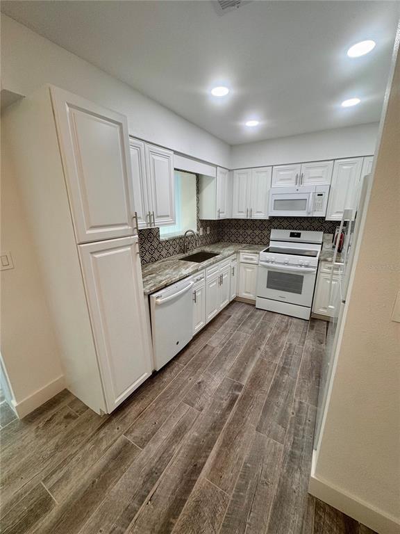 Building Photo - 2215 W Vina Del Mar Blvd